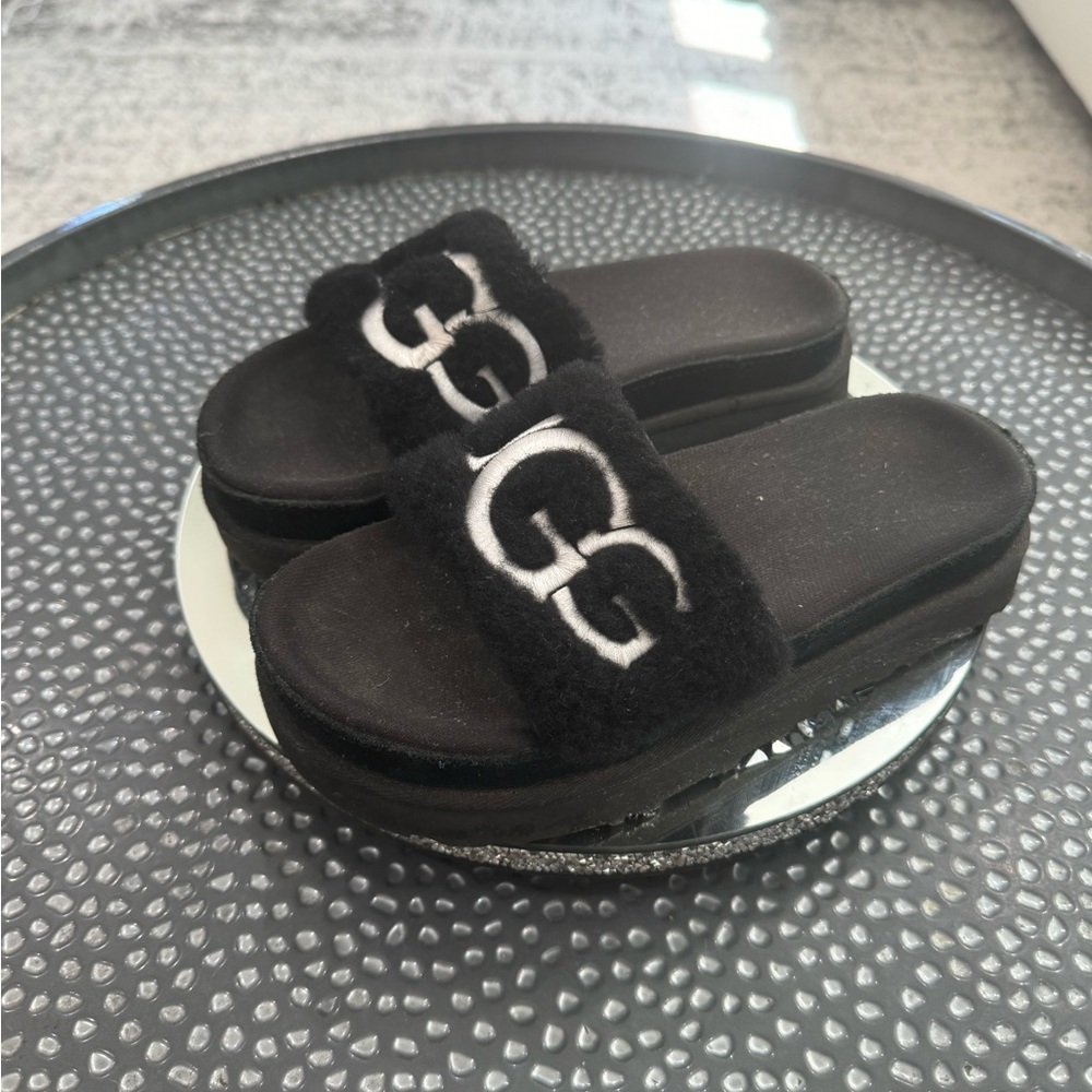 UGG®
Women's Laton Logo-Embroidered Slide Sandals size 6